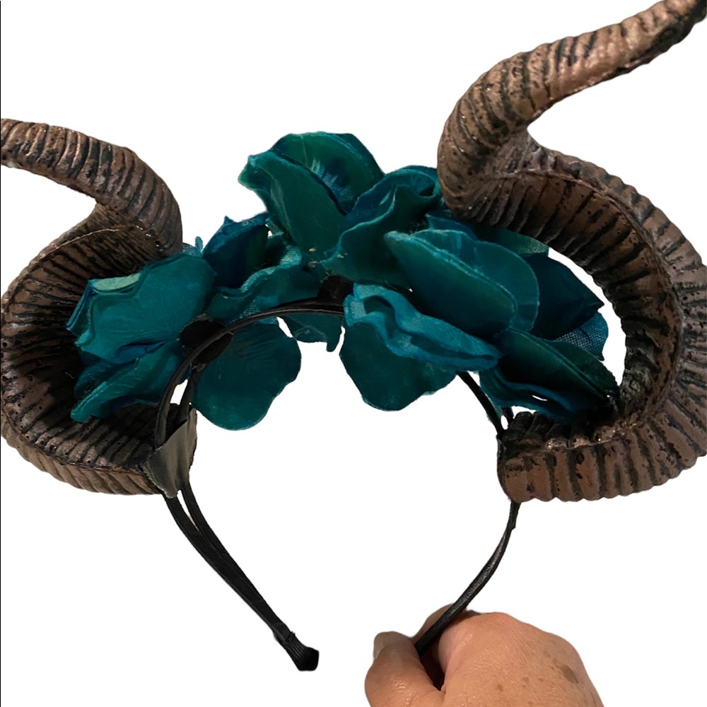 Costume horns